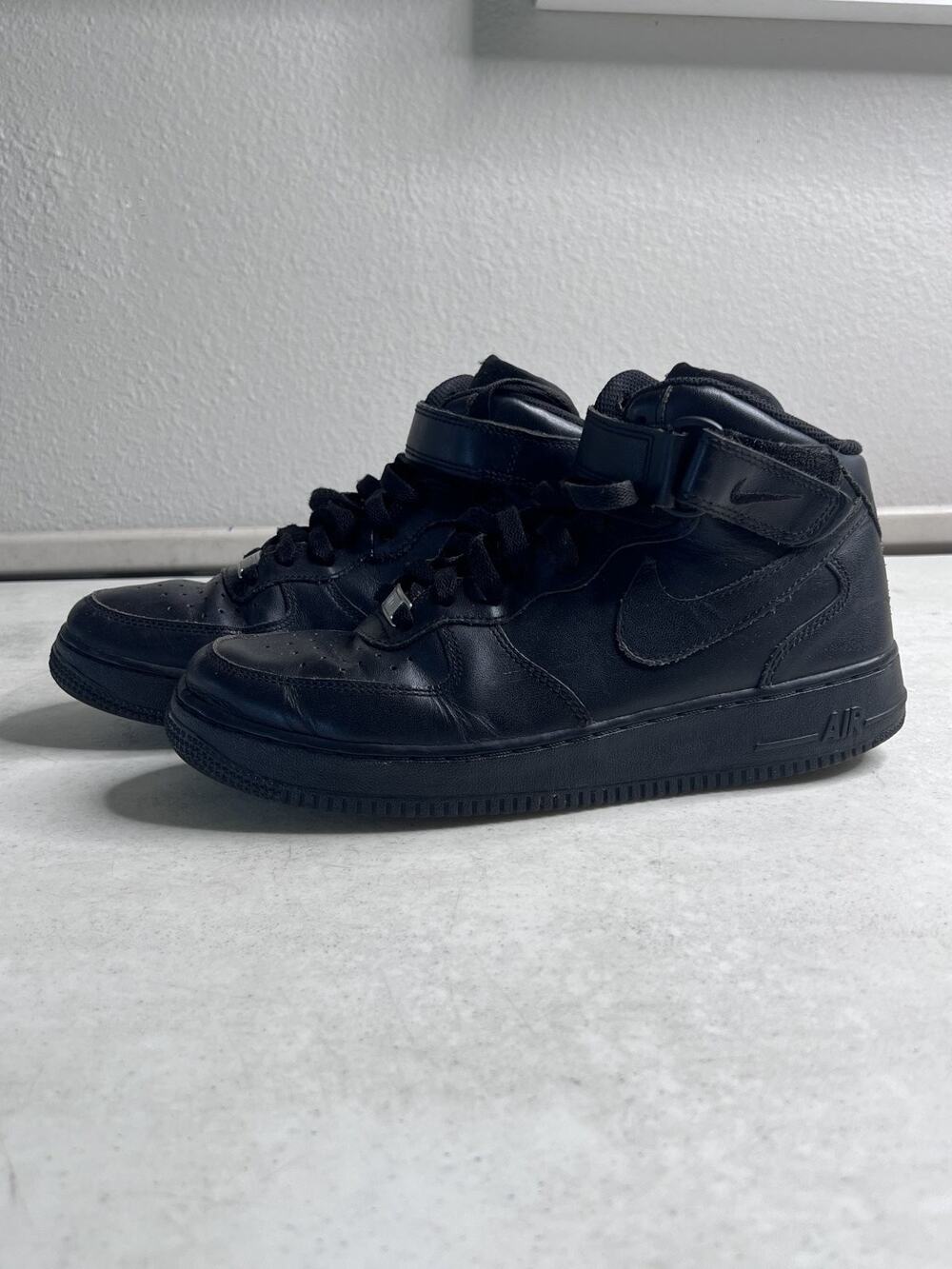 Nike Air Force 1 Mid Men's 8.5 Triple Black Leather Strap Sneaker AF1